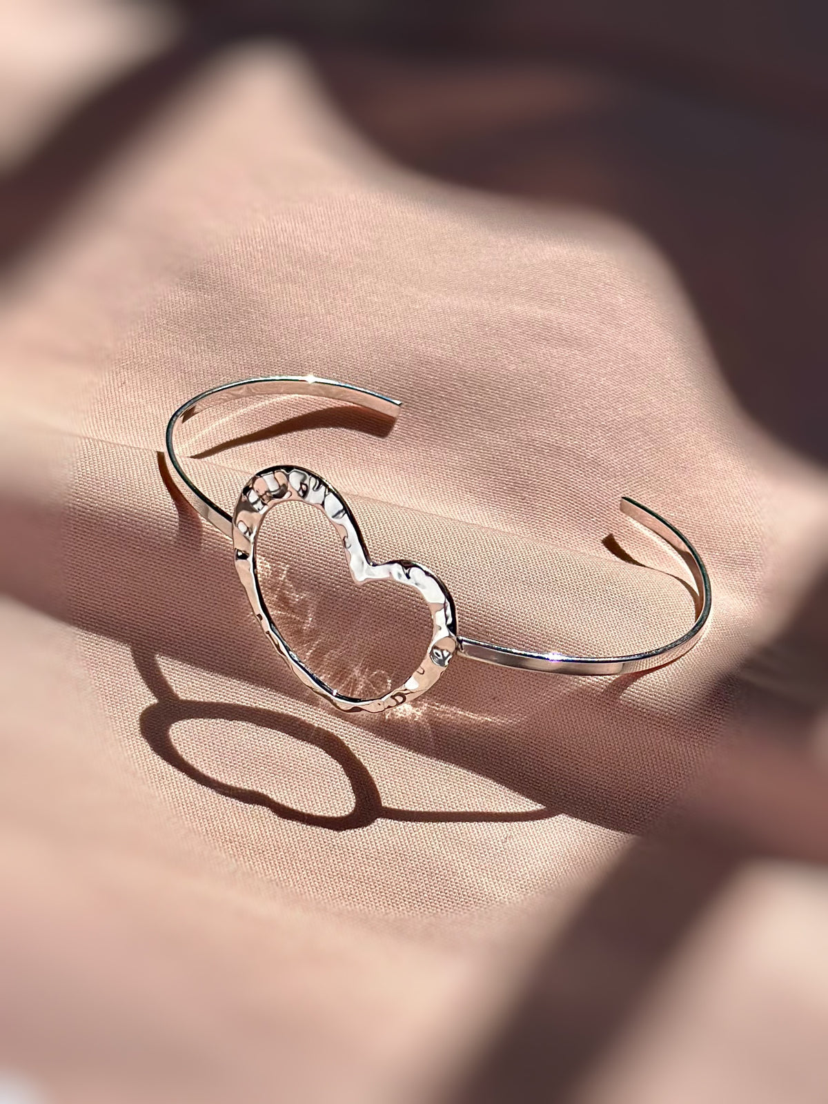 Brazalete "Corazón Eya's" / Calado - Martillado