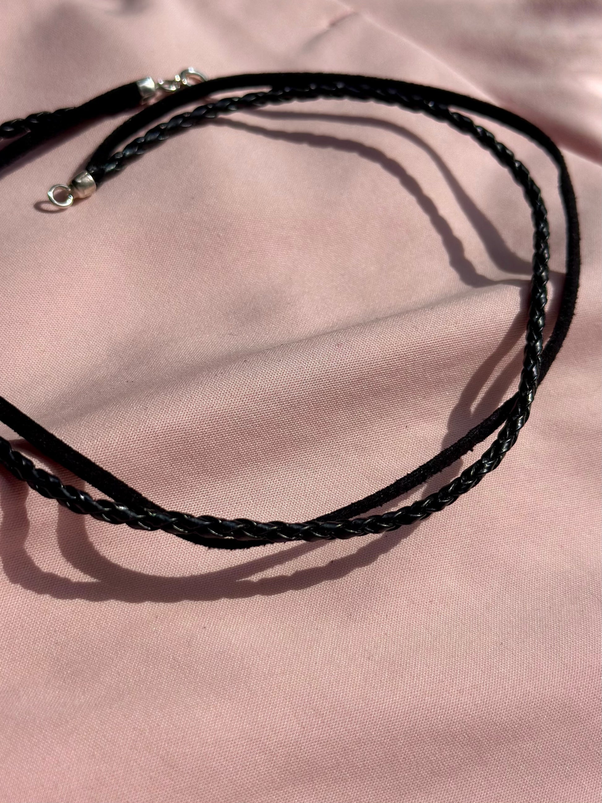 Choker de "Eya's" -  Piel Trenzada / Gamuza